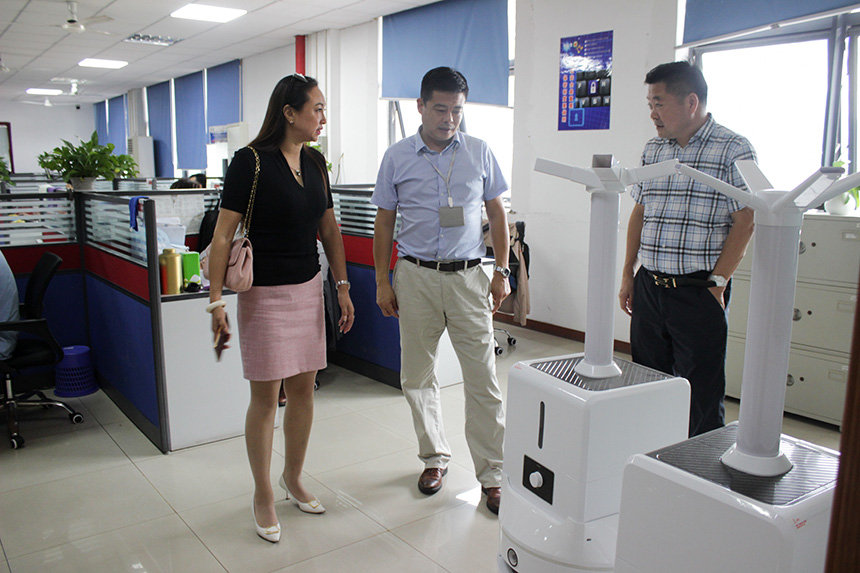 參觀旭子智能消毒機(jī)器人 參觀旭子智能消毒機(jī)器人
